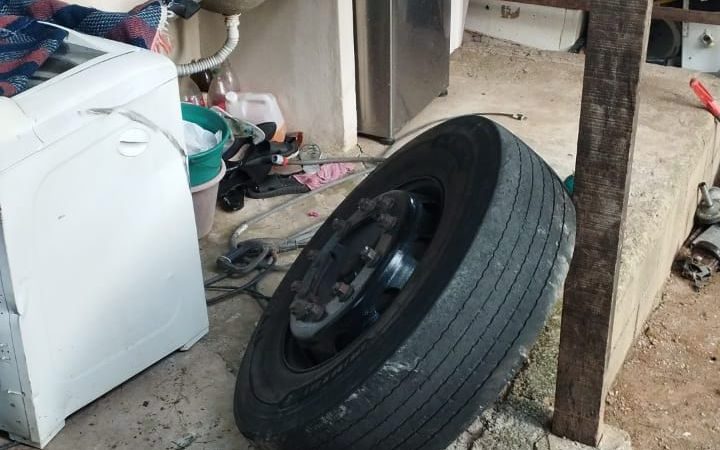 Vídeos: roda de ônibus solta e invade casa