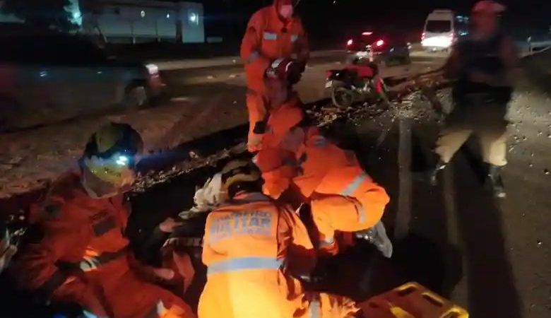 Motociclista fica gravemente ferido após bater em carro na MG 050