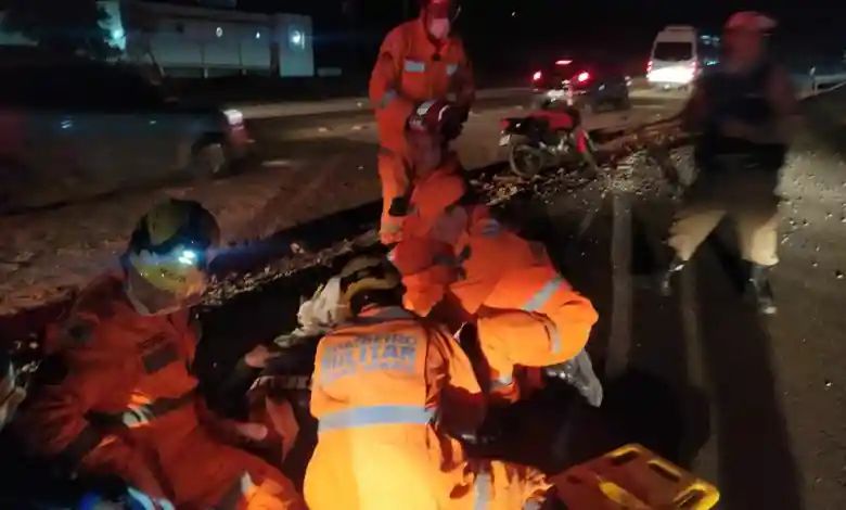 Motociclista fica gravemente ferido após bater em carro na MG 050