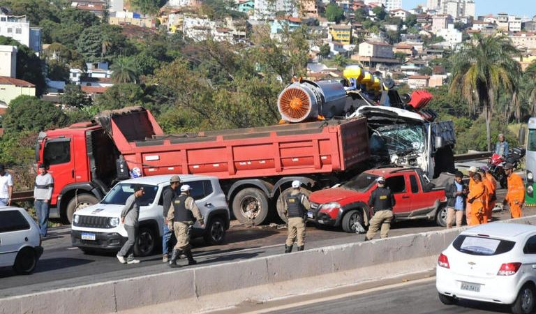 Acidente com sete veículos complica saída no feriadão no Anel Rodoviário