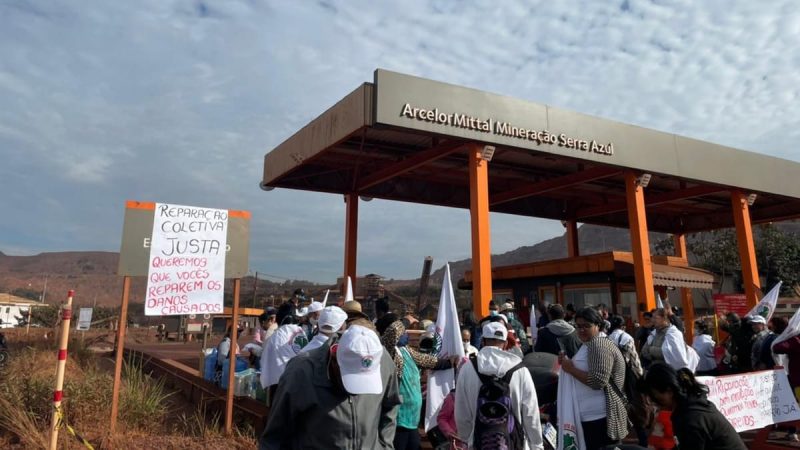 Moradores de Itatiaiuçu forçados a sair de casa em 2019 protestam contra a ArcelorMittal