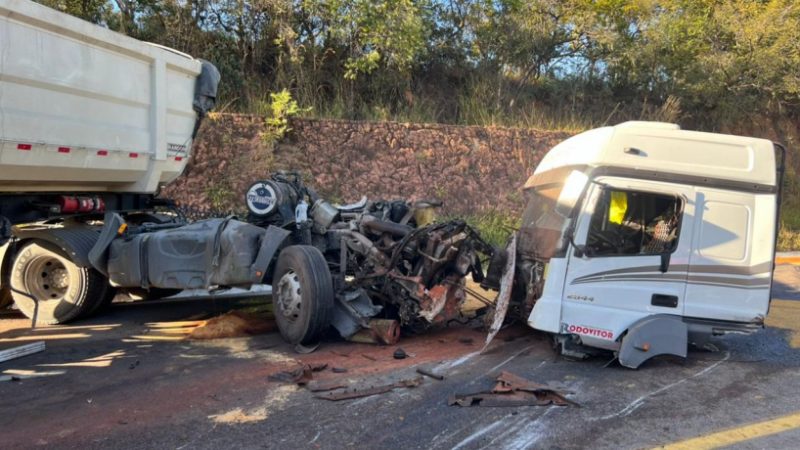Motorista de carreta bate em barranco em Formiga e morre