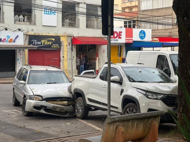 ATUALIZADA: Mulher presa contou que bebeu 10 cervejas e vinho antes de bater em carro estacionado