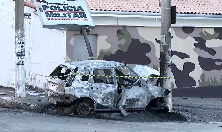 Homem morre carbonizado porque se recusou a sair de carro em chamas