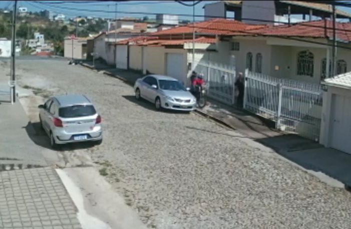 Vídeo:  casal é rendido quando chega em casa e tem carro roubado no “Morro do Sol”