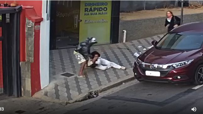 Vídeo: ladrão entra em luta corporal com mulher e leva a bolsa dela no centro de Itaúna