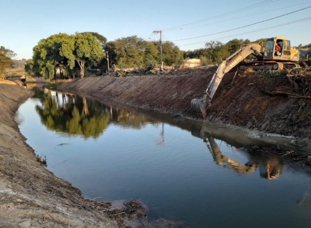 Rio São João está sendo desassoreado