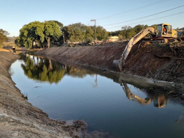 Rio São João está sendo desassoreado