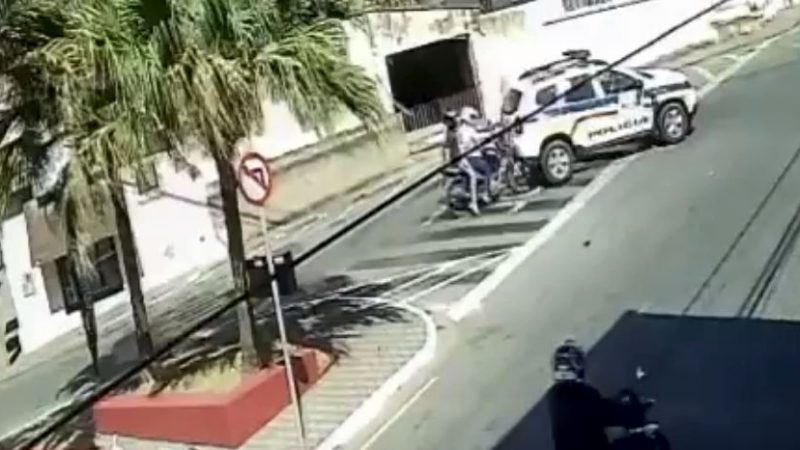 Vídeo: motociclista bate na traseira de viatura policial parada