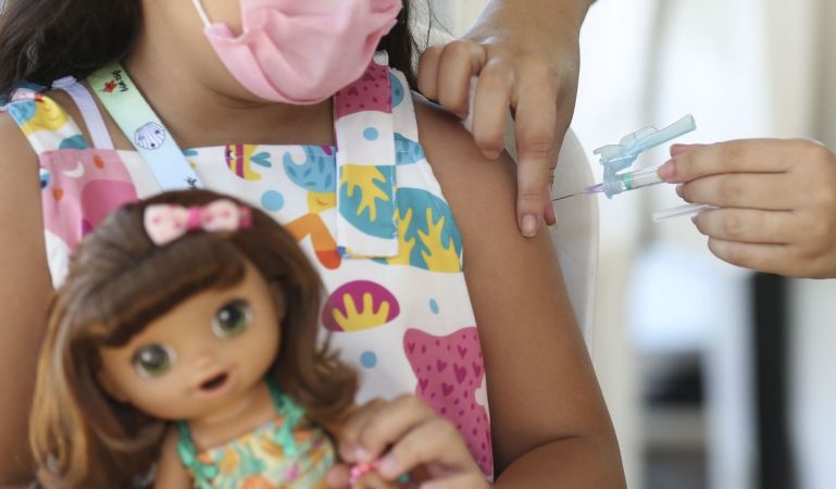 Vacinação Covid de crianças de 3 e 4 anos começa amanhã, 21