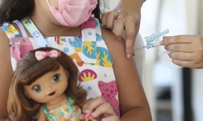 Vacinação Covid de crianças de 3 e 4 anos começa amanhã, 21