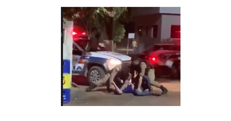 Vídeo: casal denuncia truculência policial em abordagem em Paineiras (MG)