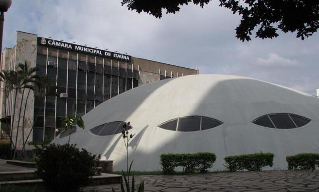 O relógio lá da praça está batendo 14 horas…