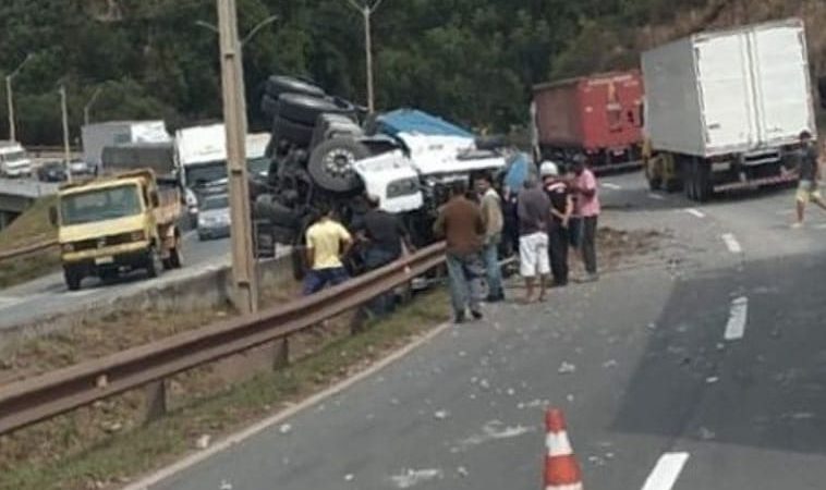 Carreta tomba na Fernão Dias e motorista fica preso às ferragens 