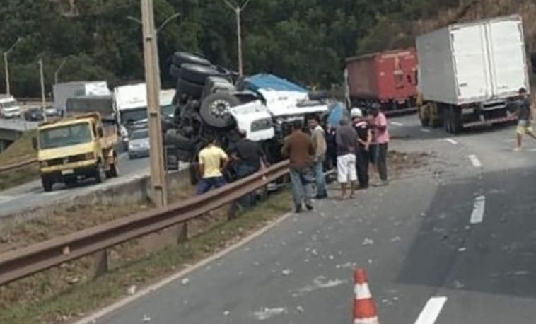 Carreta tomba na Fernão Dias e motorista fica preso às ferragens 