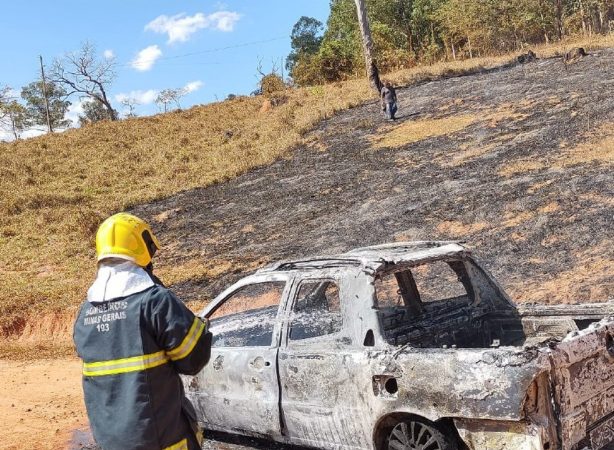 Incêndio destrói carro e pasto no Povoado de Angicos