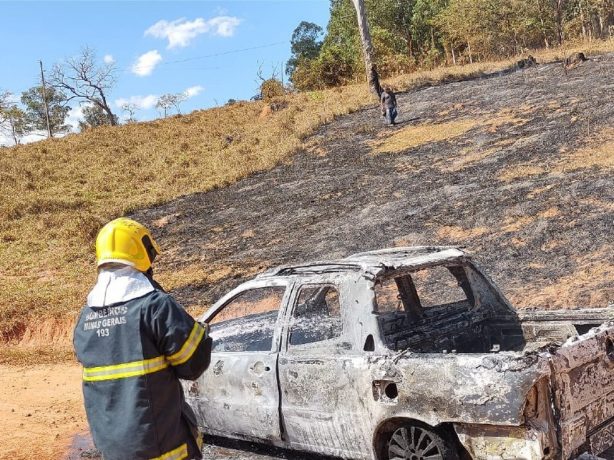 Incêndio destrói carro e pasto no Povoado de Angicos