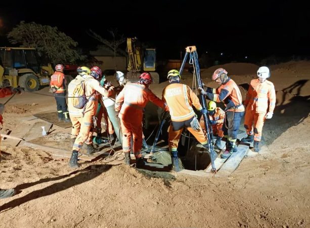 Menino que ficou 18 horas dentro de buraco de 8 metros não resistiu