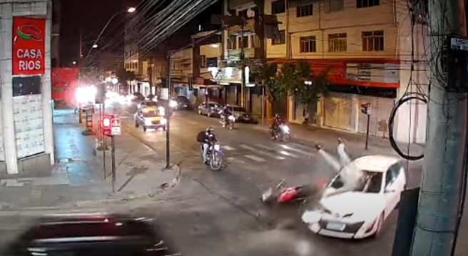 Vídeo mostra moto avançando sinal e batendo em um carro em Divinópolis