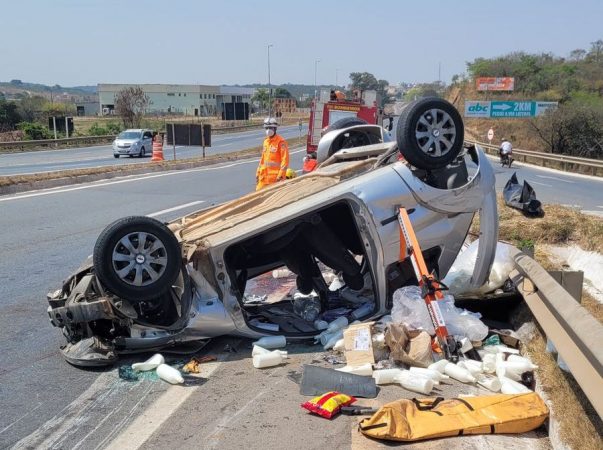 Capotamento na MG 050, no trevo de Nova Serrana, provoca uma morte