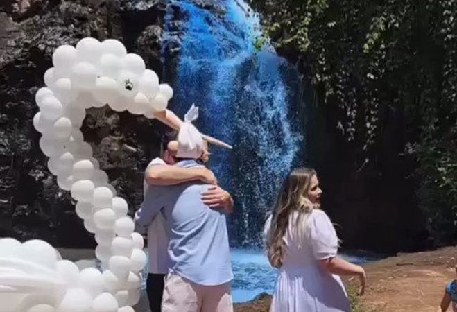 Vídeo: casal tinge cachoeira de azul para anunciar sexo do bebê e revolta web