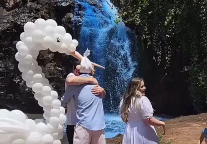 Vídeo: casal tinge cachoeira de azul para anunciar sexo do bebê e revolta web