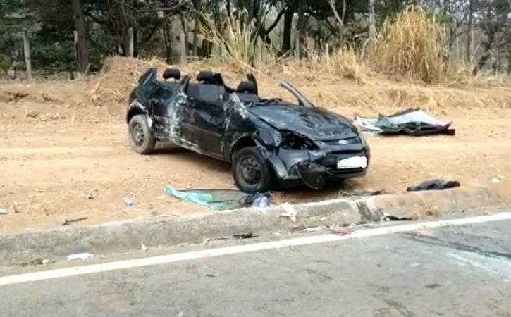 Capotamento: duas mulheres ficam presas às ferragens e outra é ejetada do carro