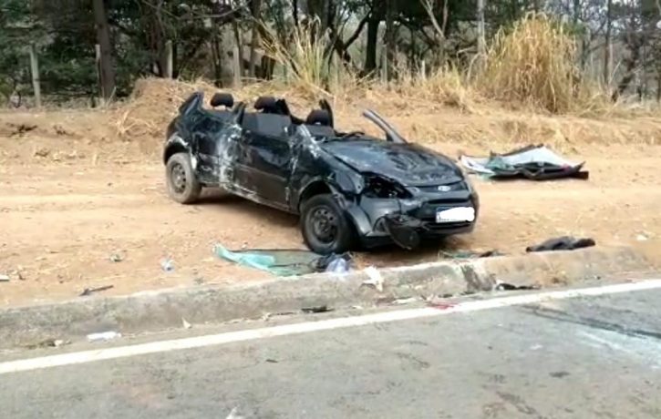 Capotamento: duas mulheres ficam presas às ferragens e outra é ejetada do carro