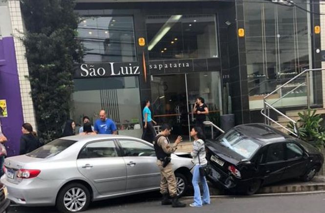 Carros colidem na Rua Dr. José Gonçalves, vítimas não se feriram