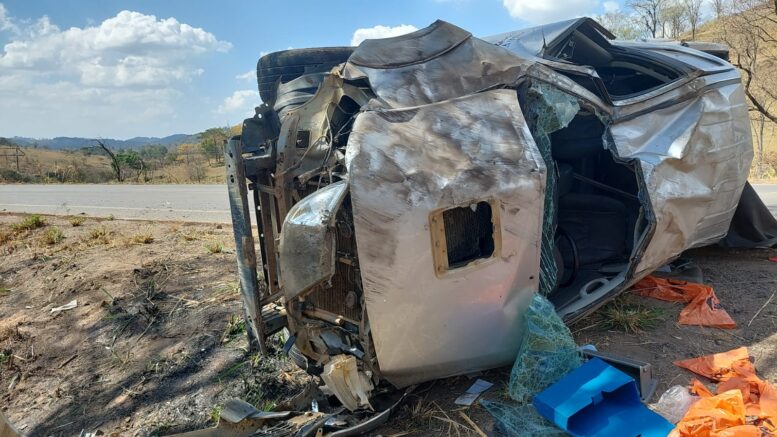 Carro capota na MG 431 depois de tentativa de ultrapassagem