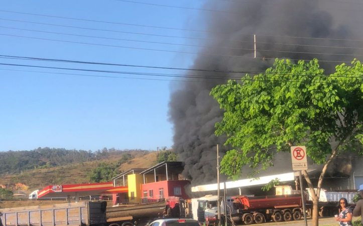 Vídeos: caminhão pega fogo perto de posto de combustíveis