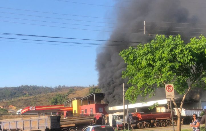 Vídeos: caminhão pega fogo perto de posto de combustíveis