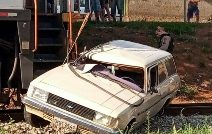 Vídeo: veículo e locomotiva se envolvem em acidente em travessia no Parque Jardim Santanense