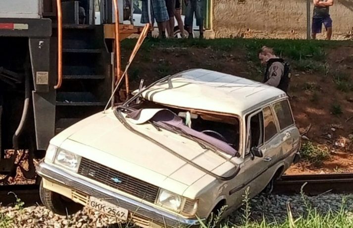 Vídeo: veículo e locomotiva se envolvem em acidente em travessia no Parque Jardim Santanense