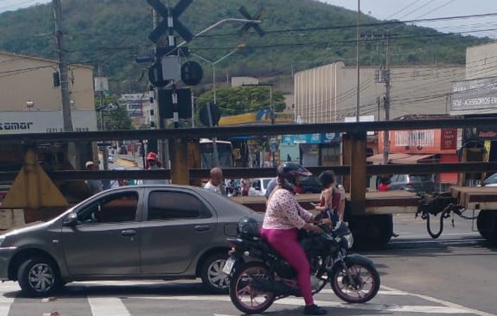 Mais um registro de acidente envolvendo carro e locomotiva