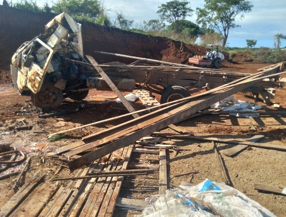 Pará de Minas: caminhão cai em ribanceira e motorista morre