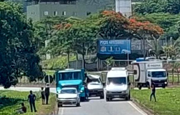 Van bate na traseira de caminhão estacionado para motorista colher mangas