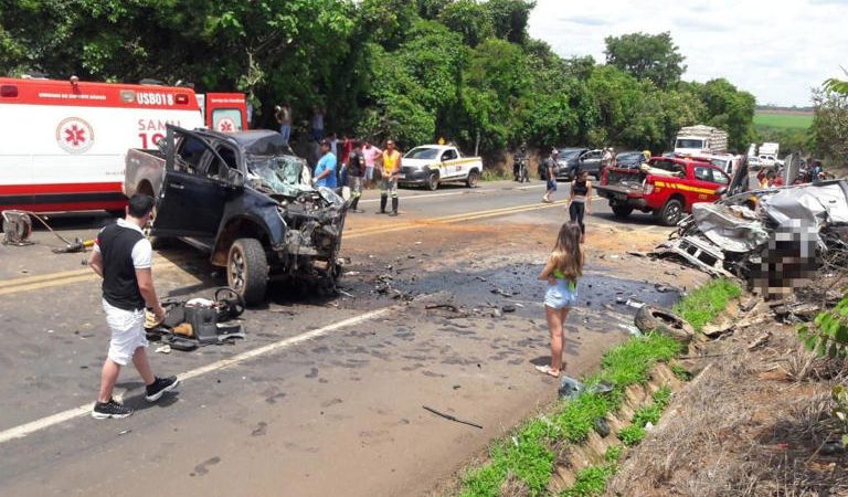 Ultrapassagem proibida deixa um morto e cinco feridos na BR-365, em MG