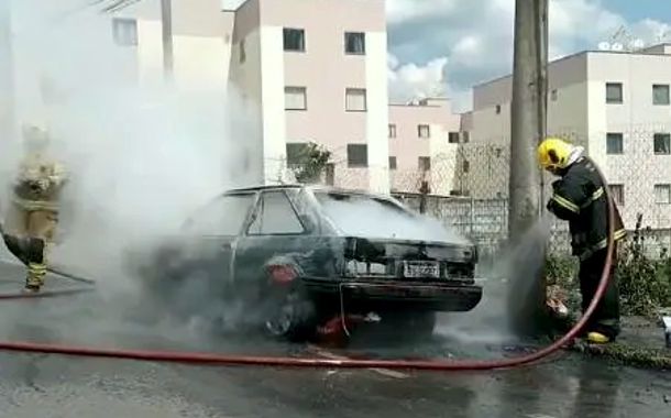 Corpo de Bombeiros apaga incêndio em carro na Av. JK