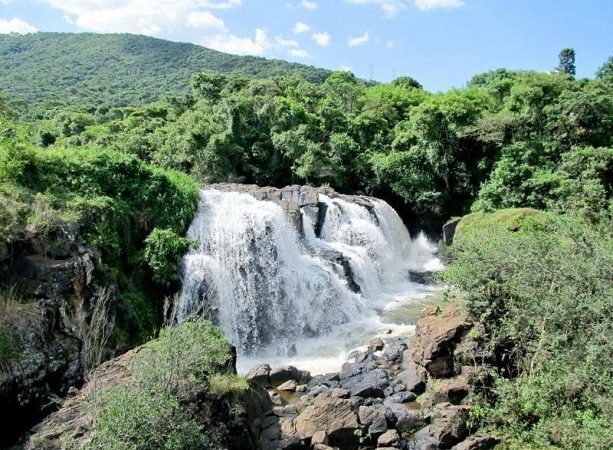 Vídeo: turistas ficam ilhados na Serra do Cipó e são resgatados pelos Bombeiros