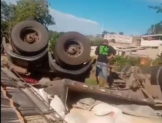 Vídeo: caminhão carregado de sacos de areia tomba na MG 431 em Itaúna