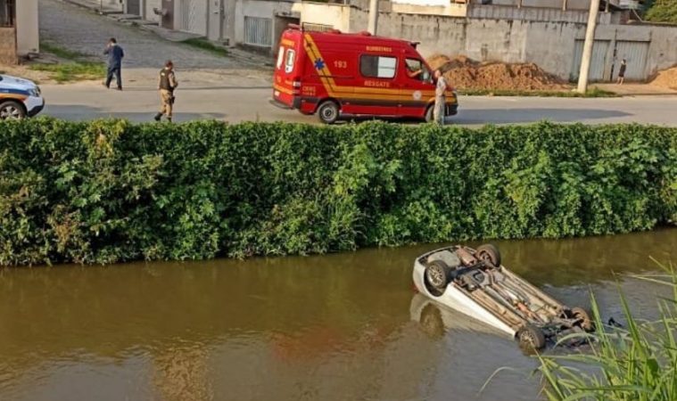 Vídeo: homem leva carro de taxista e depois joga dentro do rio São João