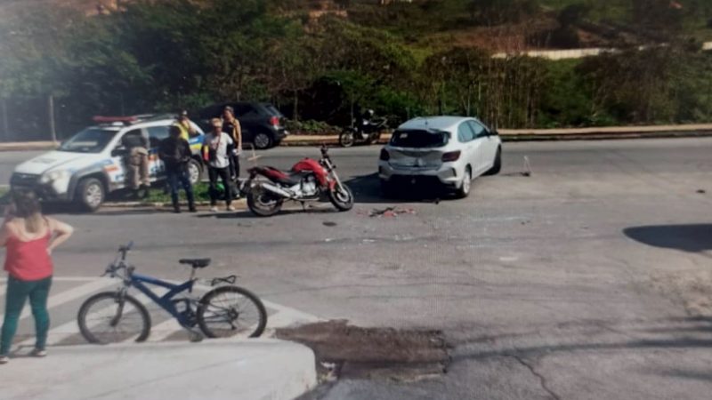 Motociclista bate em dois carros na avenida JK