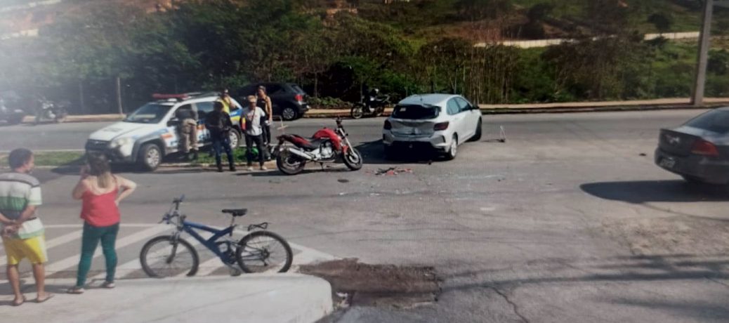Motociclista bate em dois carros na avenida JK