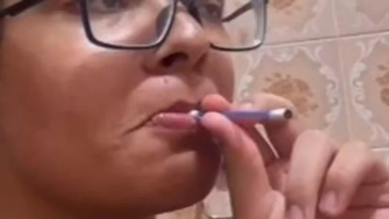Fumar cotonete: novo desafio do TikTok traz riscos ao pulmão e preocupa pais