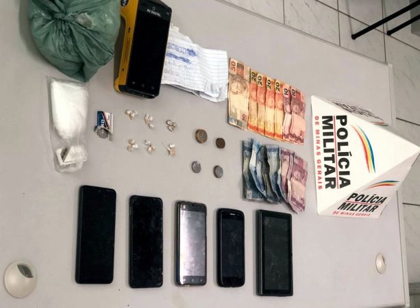 PM prende dois homens por roubo de celular, tráfico de drogas e receptação
