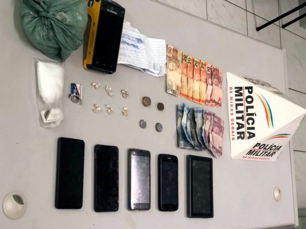 PM prende dois homens por roubo de celular, tráfico de drogas e receptação