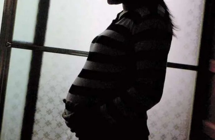 Casal de MG consegue autorização da Justiça para interromper gravidez de 5 meses