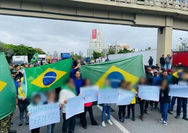 “Eles param os carrões e jogam pão para a gente!