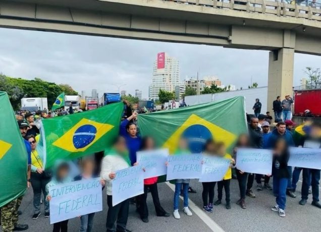 “Eles param os carrões e jogam pão para a gente!